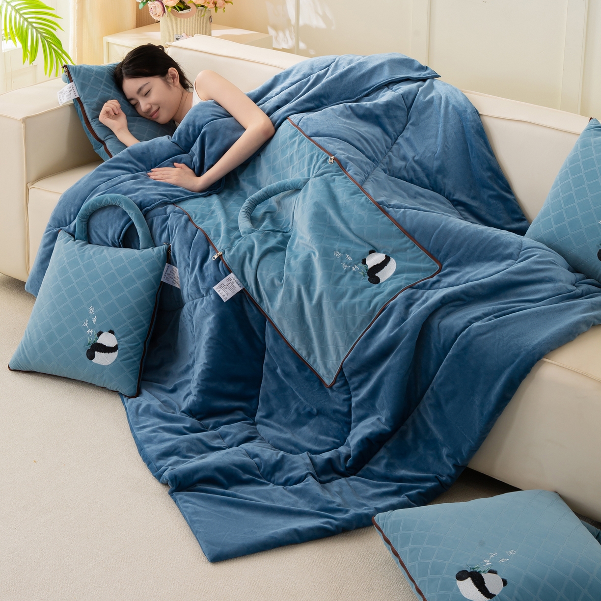 91家纺网 家纺一手货源 找家纺 多今家纺 2025新款便携手提式水晶绒玛莎绒刺绣抱枕被子-熊有成竹系列 熊有成竹-蔚蓝