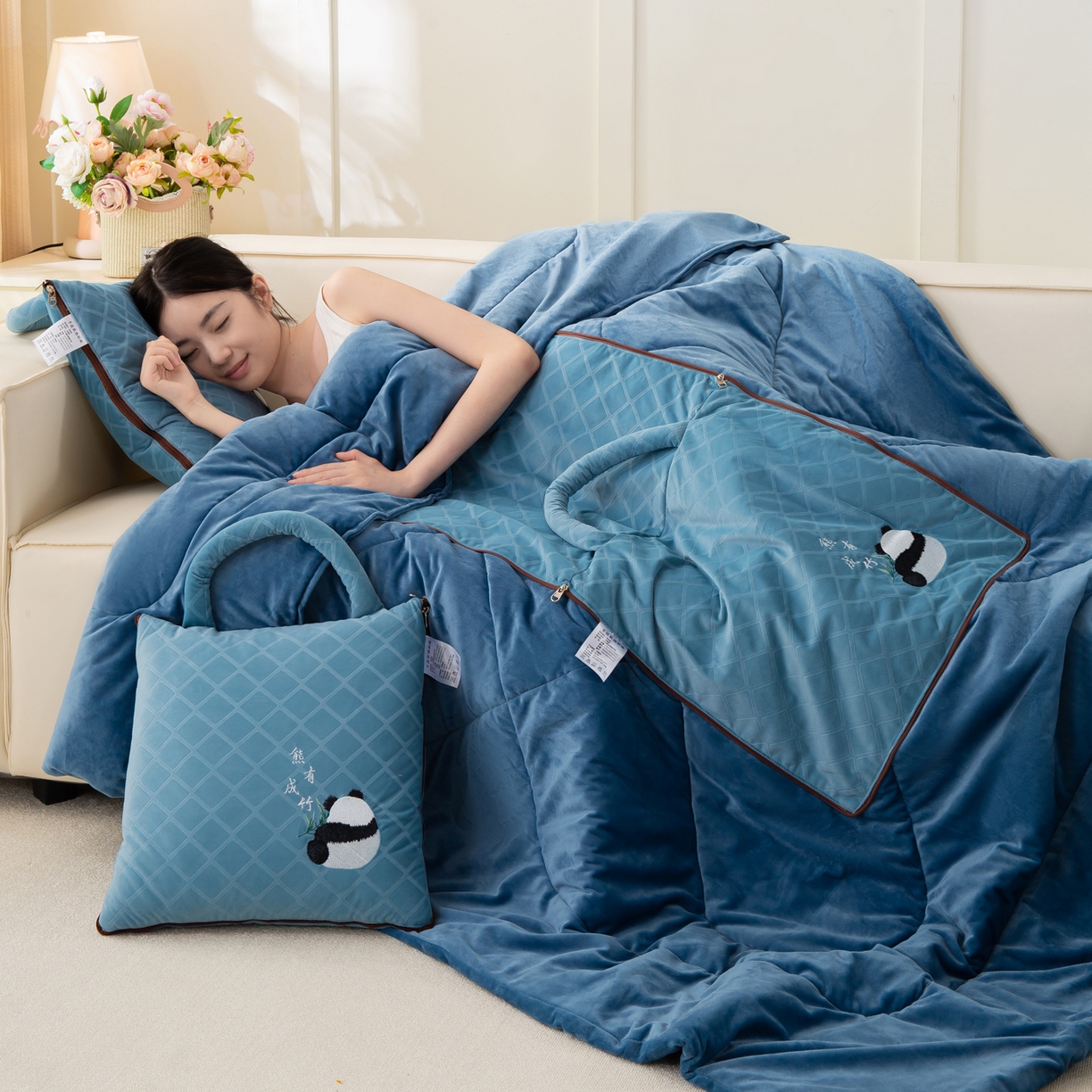 91家纺网 家纺一手货源 找家纺 多今家纺 2025新款便携手提式水晶绒玛莎绒刺绣抱枕被子-熊有成竹系列 熊有成竹-蔚蓝