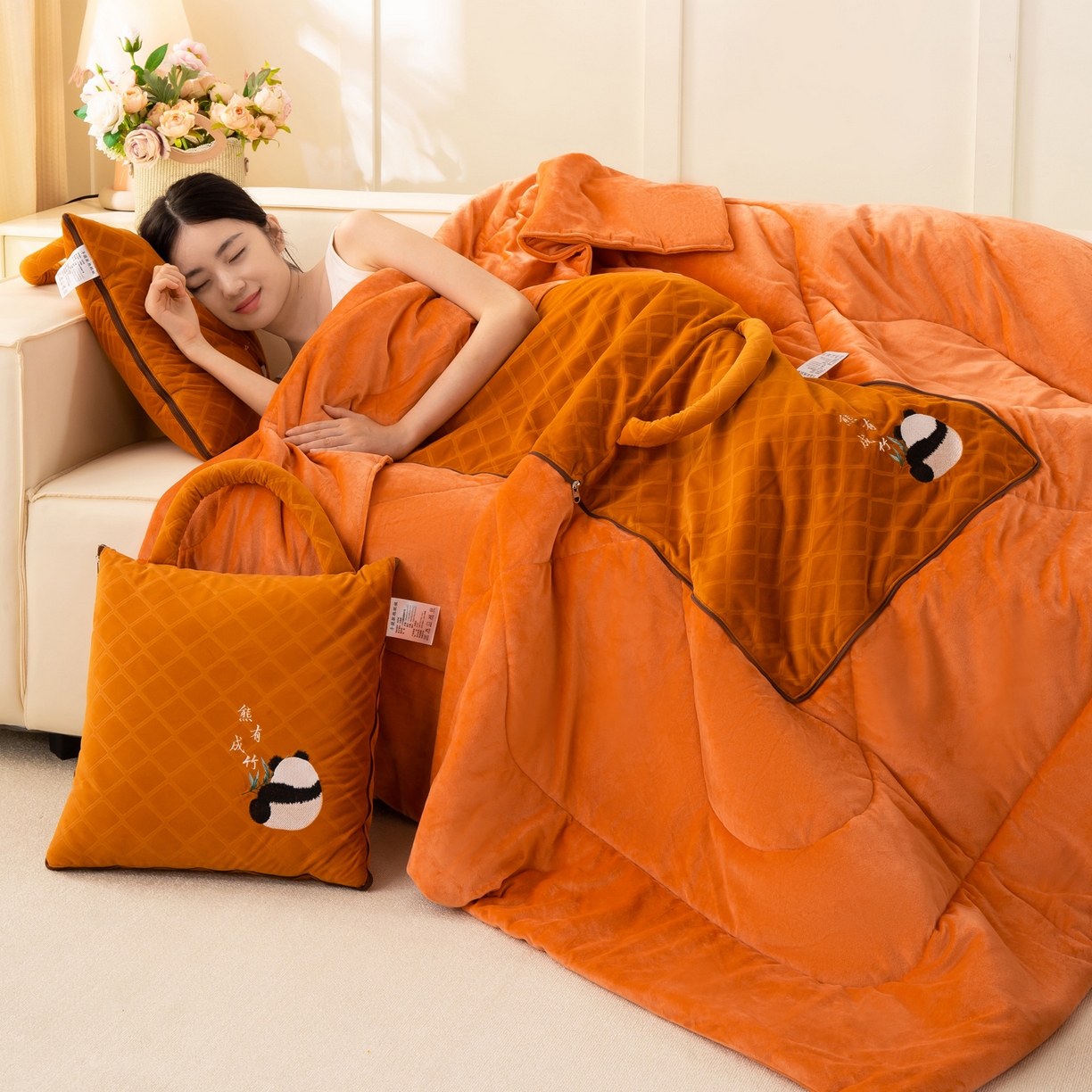 91家纺网 家纺一手货源 找家纺 多今家纺 2025新款便携手提式水晶绒玛莎绒刺绣抱枕被子-熊有成竹系列 熊有成竹-皇家橙