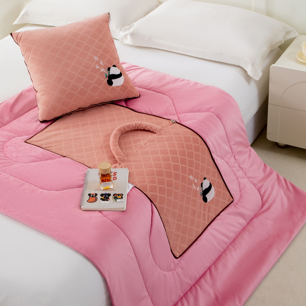 91家纺网 家纺一手货源 找家纺 多今家纺 2025新款便携手提式水晶绒玛莎绒刺绣抱枕被子-熊有成竹系列 熊有成竹-春樱粉