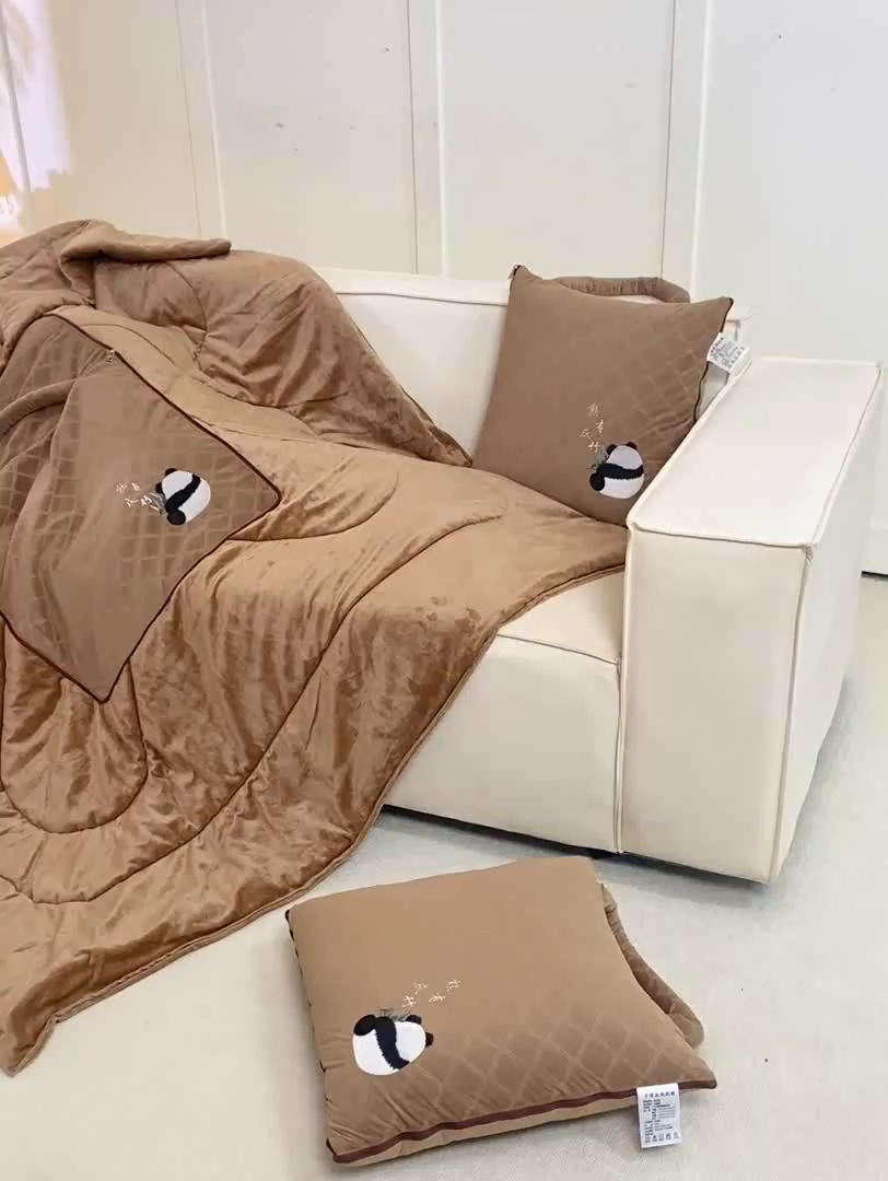 91家纺网 家纺一手货源 找家纺 多今家纺 2025新款便携手提式水晶绒玛莎绒刺绣抱枕被子-熊有成竹系列 熊有成竹-姜黄