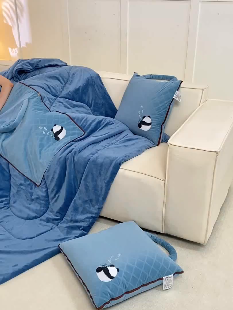 91家纺网 家纺一手货源 找家纺 多今家纺 2025新款便携手提式水晶绒玛莎绒刺绣抱枕被子-熊有成竹系列 熊有成竹-蔚蓝