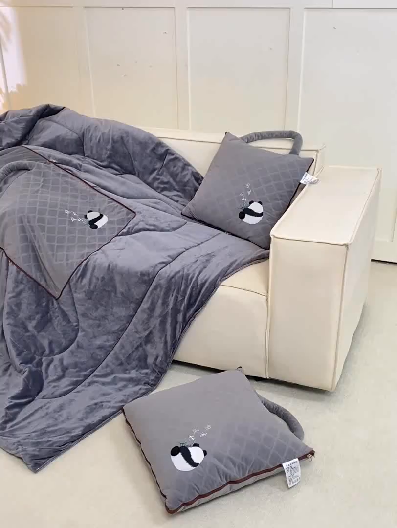 91家纺网 家纺一手货源 找家纺 多今家纺 2025新款便携手提式水晶绒玛莎绒刺绣抱枕被子-熊有成竹系列 熊有成竹-石岩灰