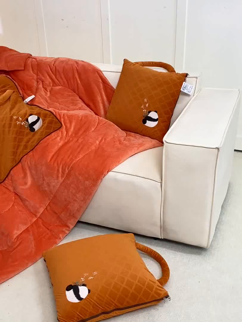 91家纺网 家纺一手货源 找家纺 多今家纺 2025新款便携手提式水晶绒玛莎绒刺绣抱枕被子-熊有成竹系列 熊有成竹-皇家橙