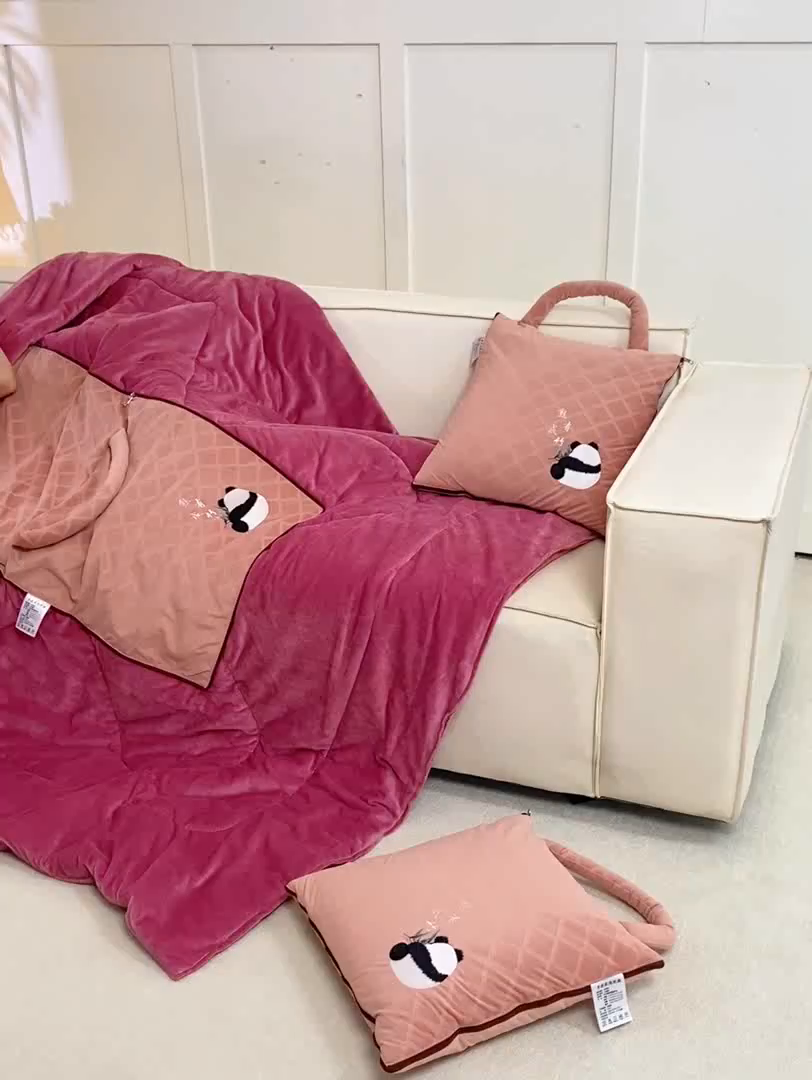 91家纺网 家纺一手货源 找家纺 多今家纺 2025新款便携手提式水晶绒玛莎绒刺绣抱枕被子-熊有成竹系列 熊有成竹-春樱粉