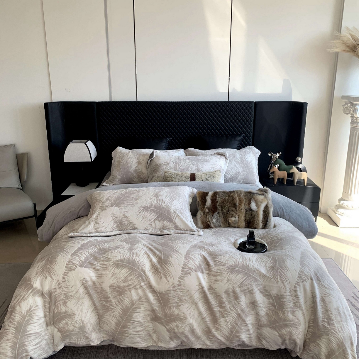 91家纺网 家纺一手货源 找家纺 奈萝家纺 2025新款加厚雕花绒牛奶绒四件套 羽毛灰