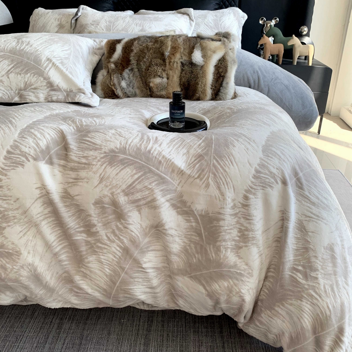 91家纺网 家纺一手货源 找家纺 奈萝家纺 2025新款加厚雕花绒牛奶绒四件套 羽毛灰