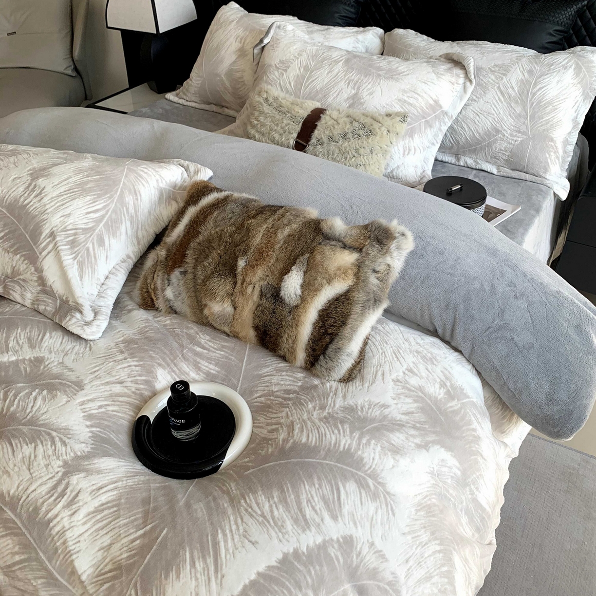 91家纺网 家纺一手货源 找家纺 奈萝家纺 2025新款加厚雕花绒牛奶绒四件套 羽毛灰