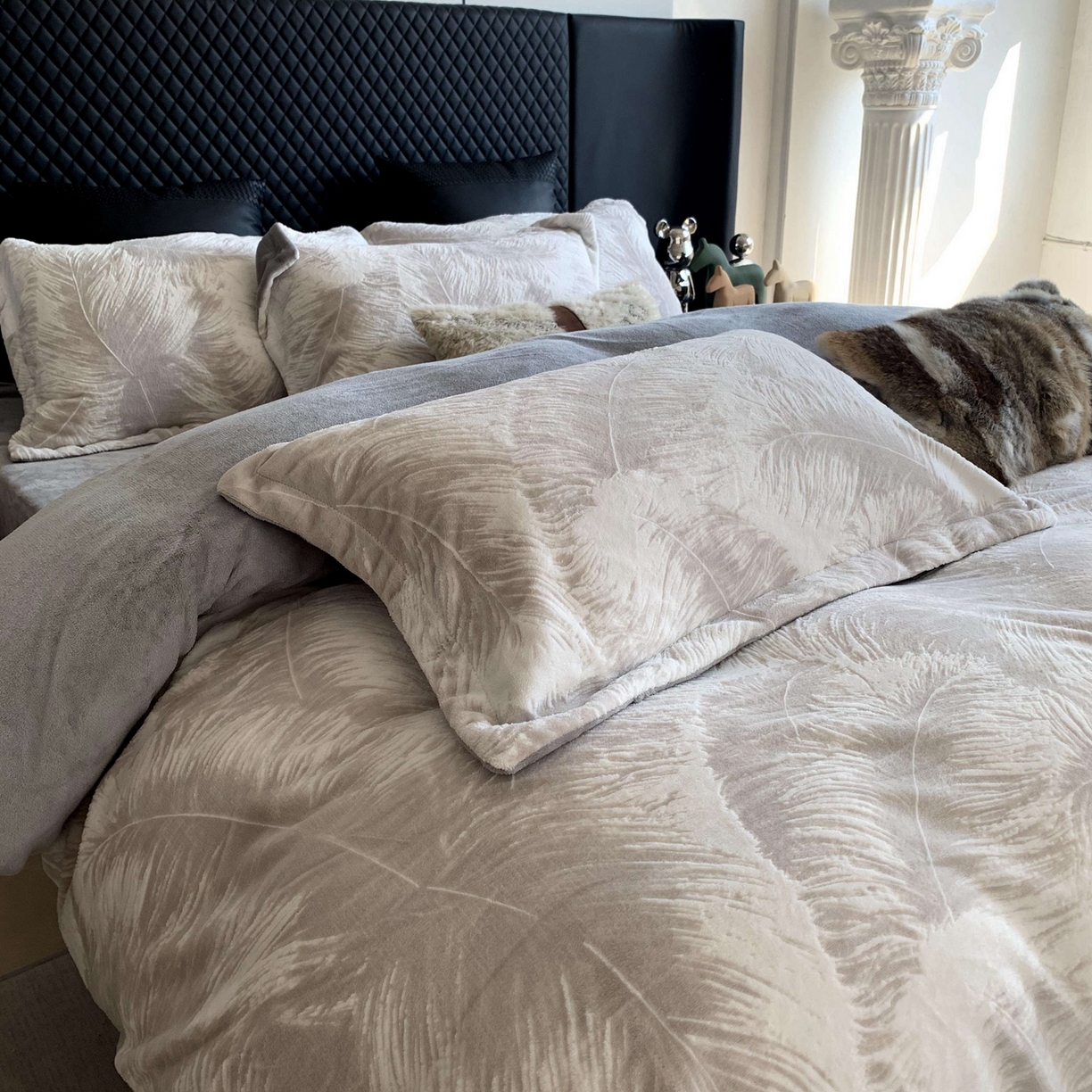 91家纺网 家纺一手货源 找家纺 奈萝家纺 2025新款加厚雕花绒牛奶绒四件套 羽毛灰