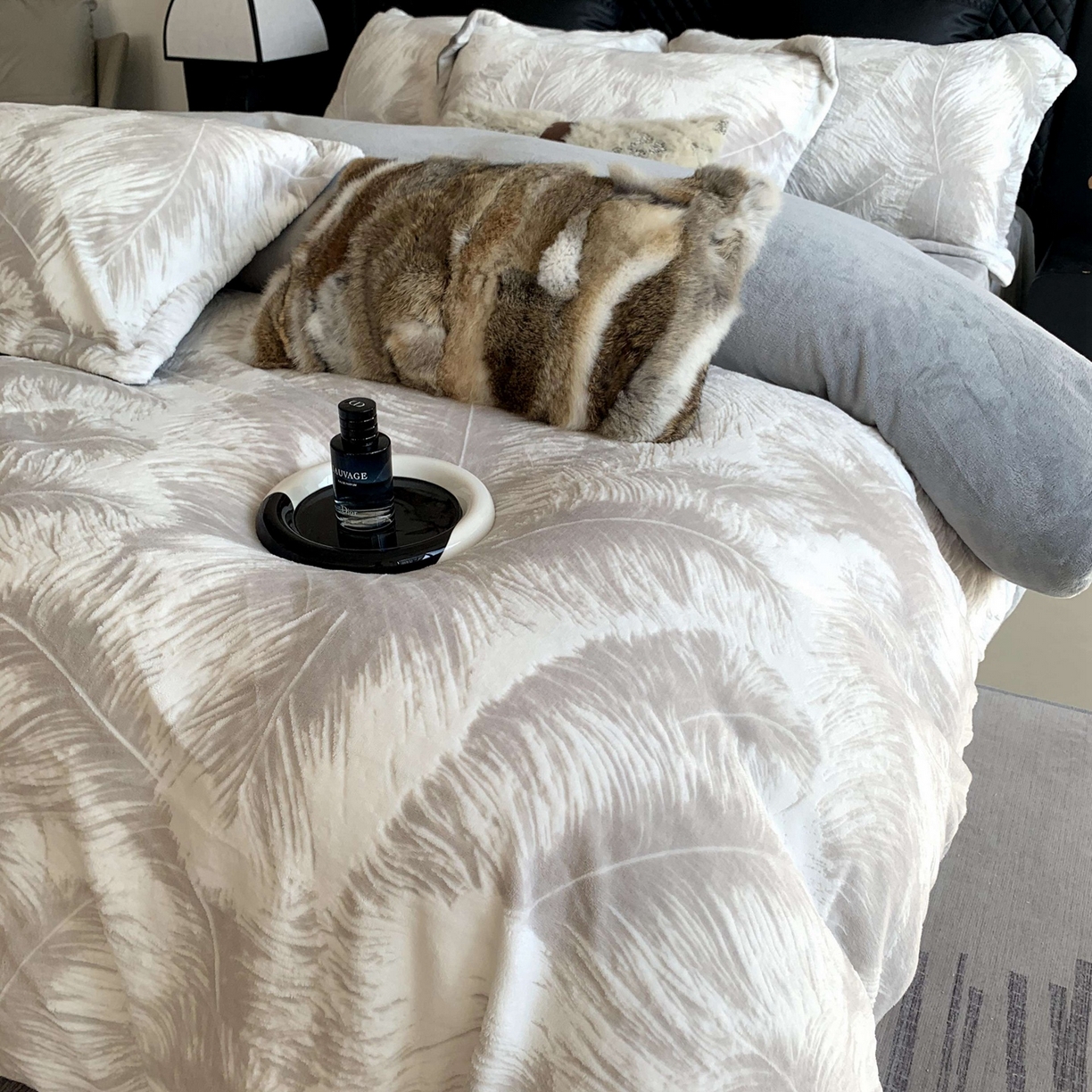 91家纺网 家纺一手货源 找家纺 奈萝家纺 2025新款加厚雕花绒牛奶绒四件套 羽毛灰