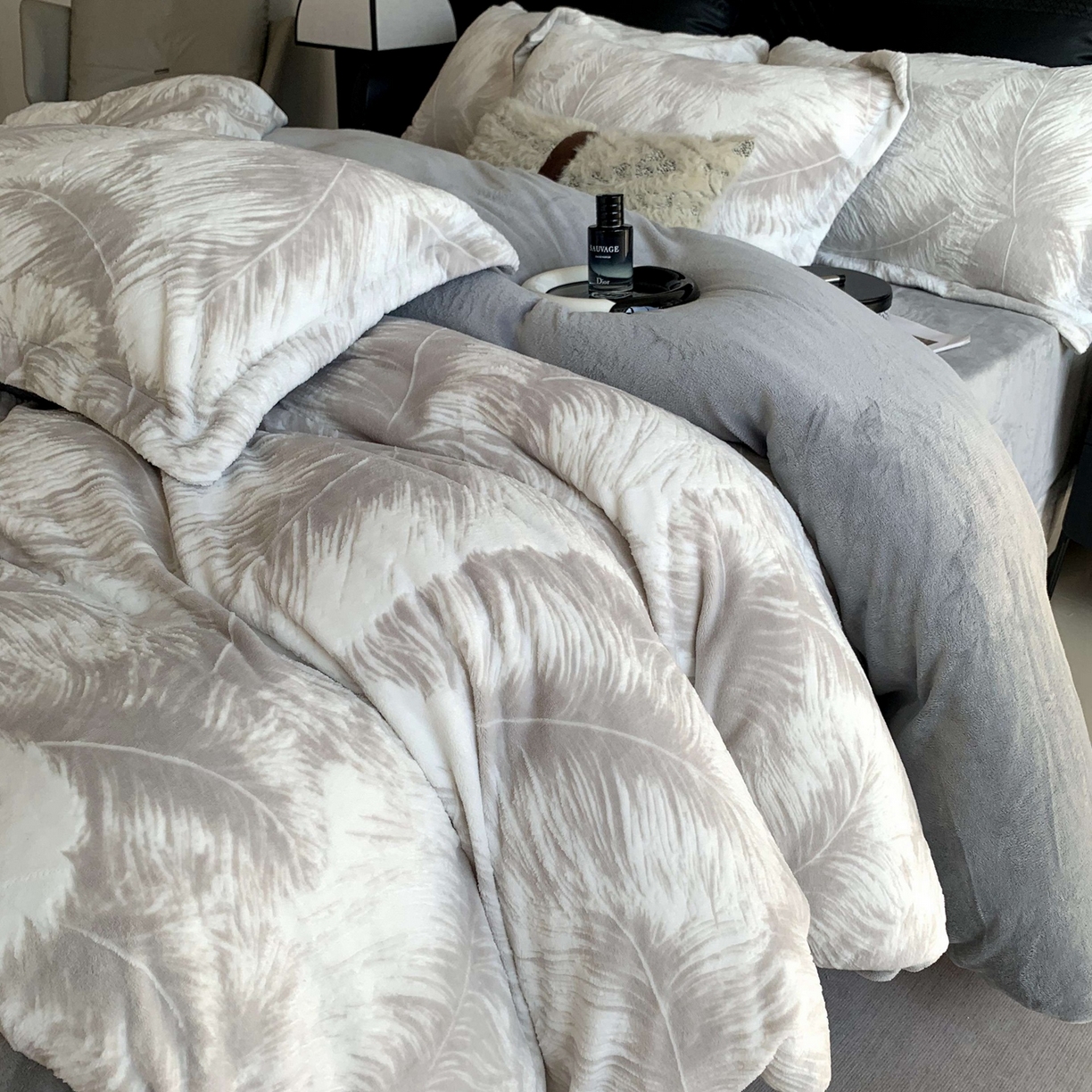 91家纺网 家纺一手货源 找家纺 奈萝家纺 2025新款加厚雕花绒牛奶绒四件套 羽毛灰