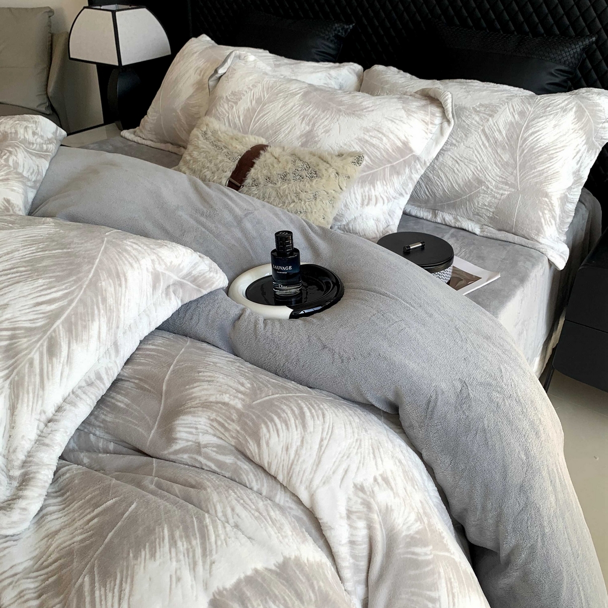 91家纺网 家纺一手货源 找家纺 奈萝家纺 2025新款加厚雕花绒牛奶绒四件套 羽毛灰