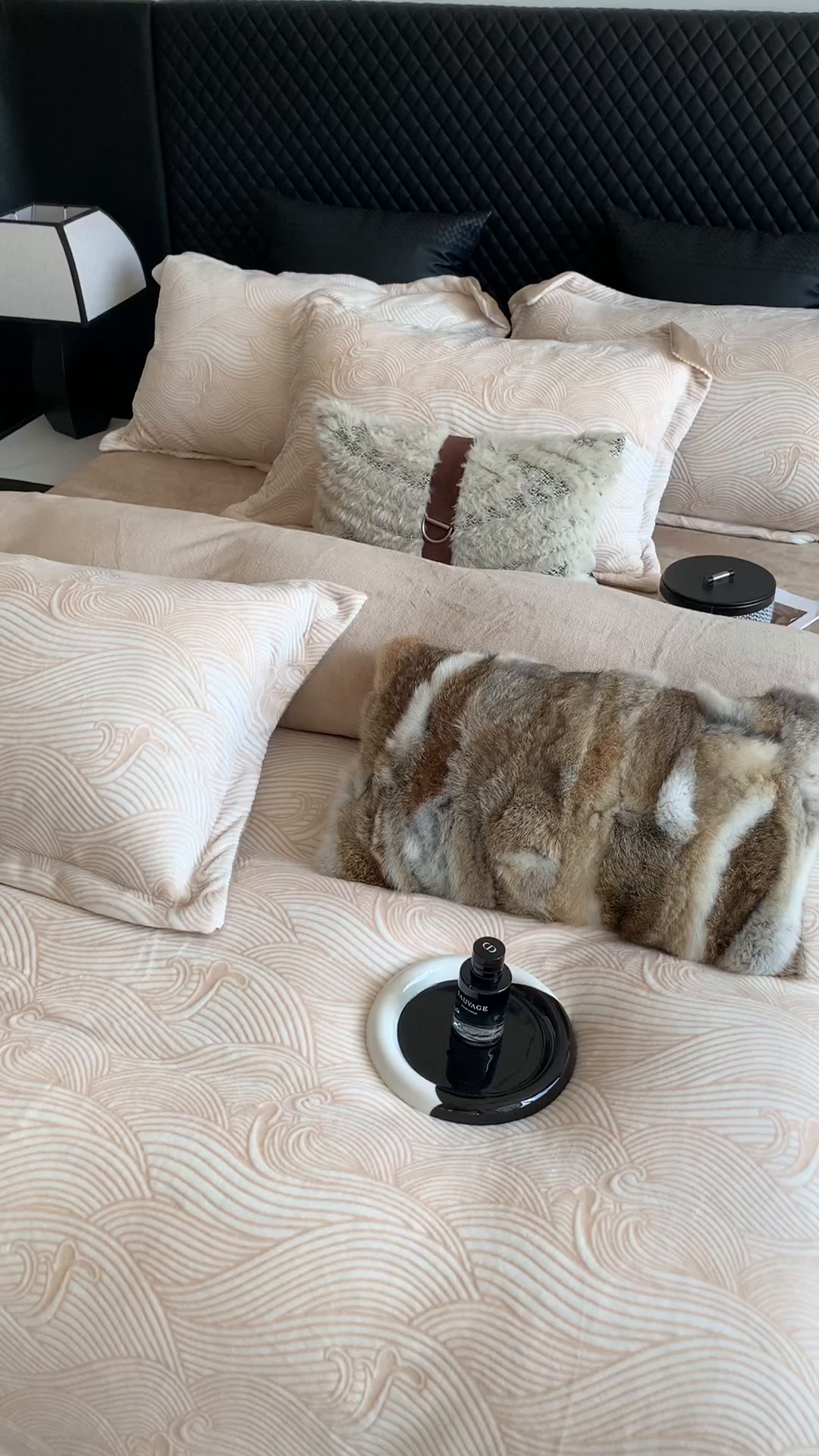 91家纺网 家纺一手货源 找家纺 奈萝家纺 2025新款加厚雕花绒牛奶绒四件套 羽毛灰