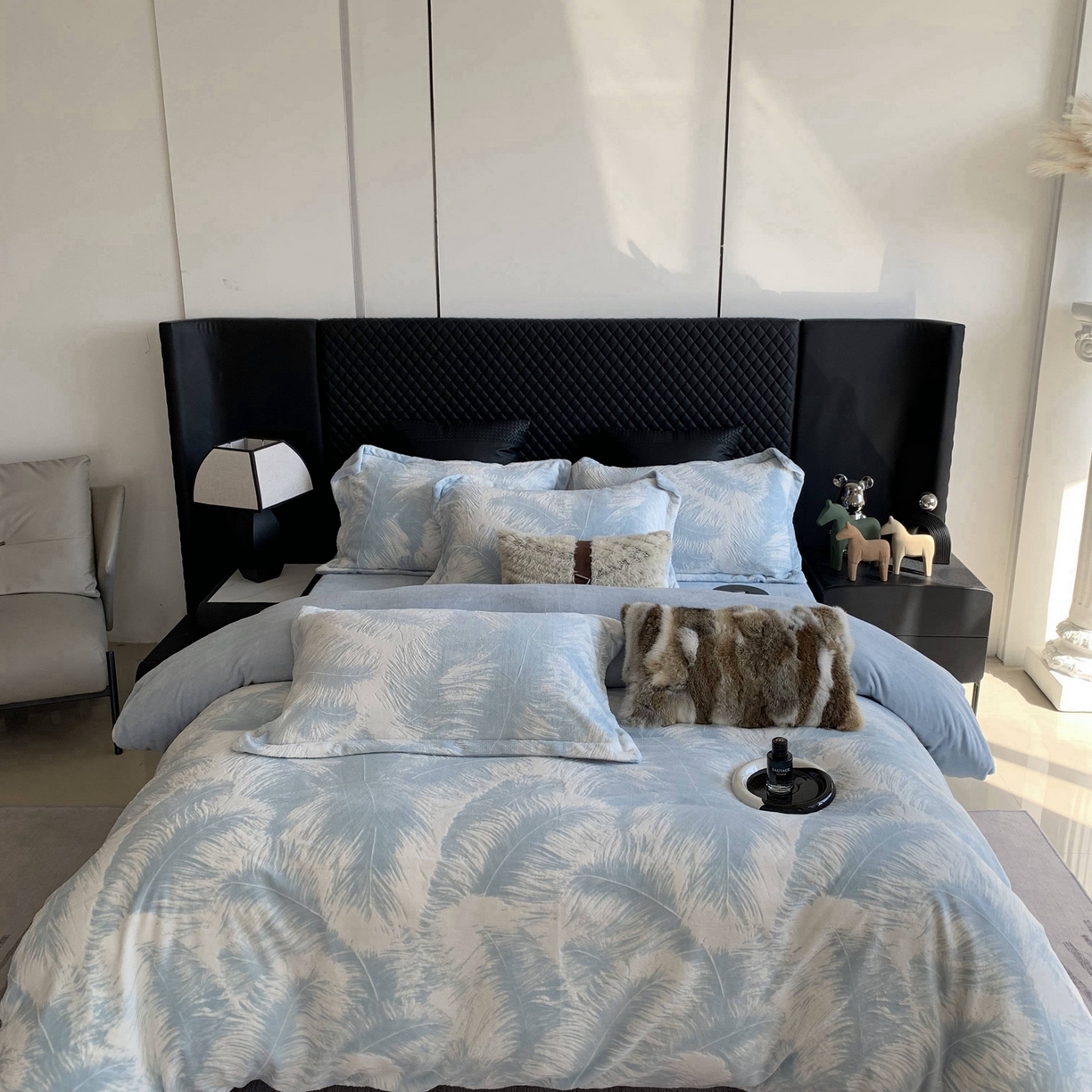 91家纺网 家纺一手货源 找家纺 奈萝家纺 2025新款加厚雕花绒牛奶绒四件套 羽毛蓝