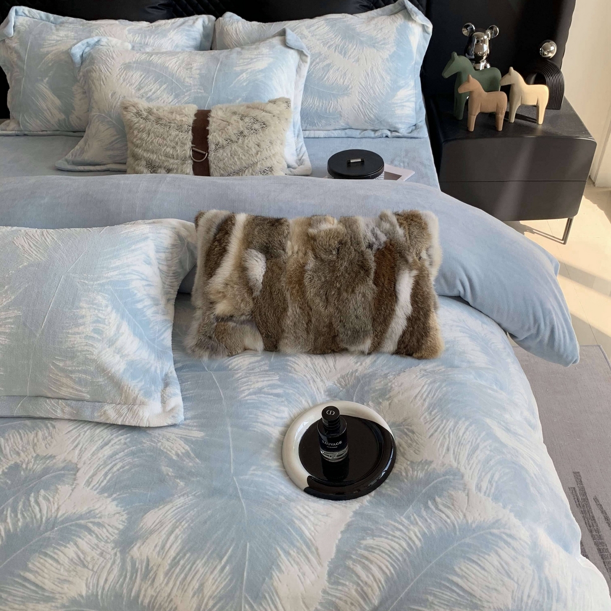 91家纺网 家纺一手货源 找家纺 奈萝家纺 2025新款加厚雕花绒牛奶绒四件套 羽毛蓝