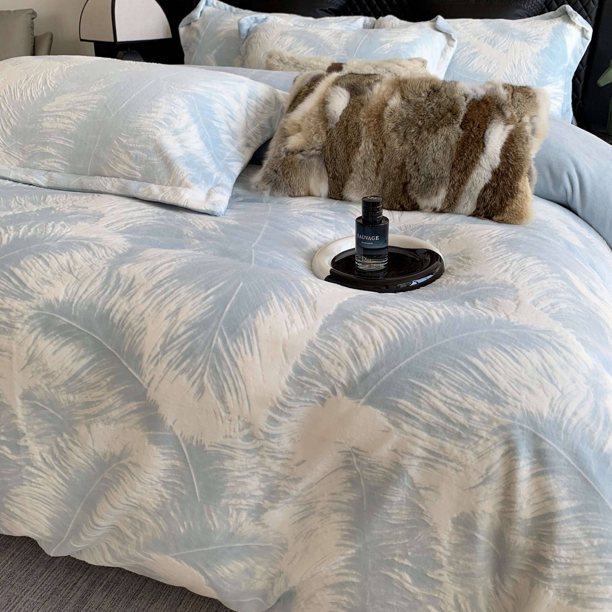 91家纺网 家纺一手货源 找家纺 奈萝家纺 2025新款加厚雕花绒牛奶绒四件套 羽毛蓝