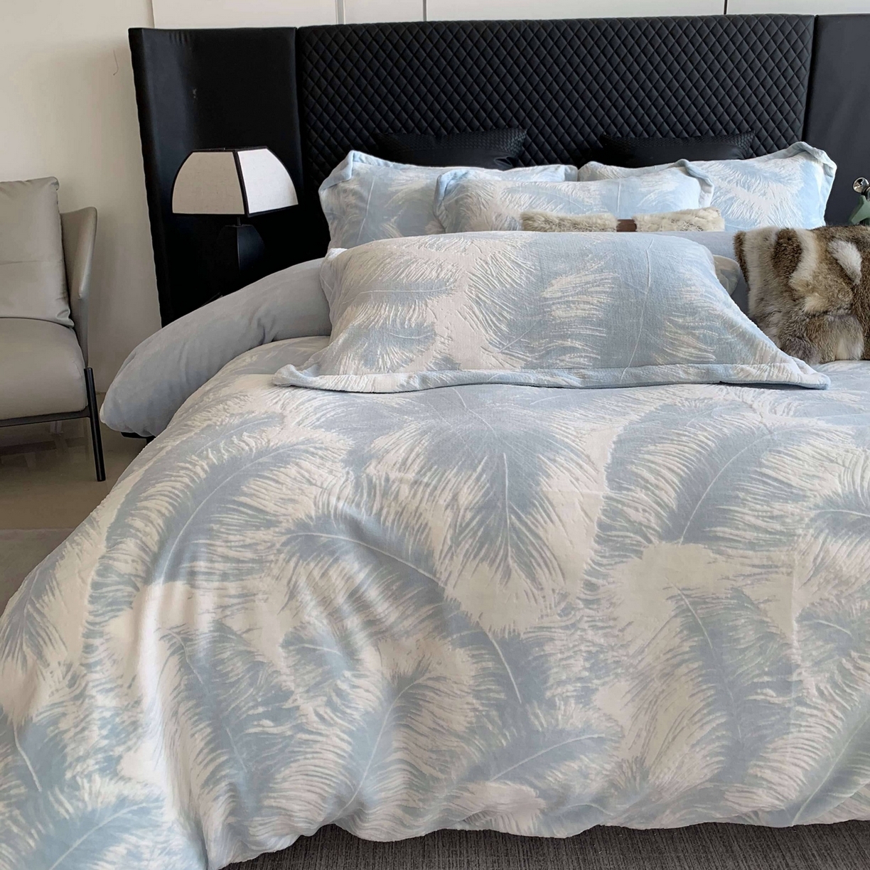 91家纺网 家纺一手货源 找家纺 奈萝家纺 2025新款加厚雕花绒牛奶绒四件套 羽毛蓝