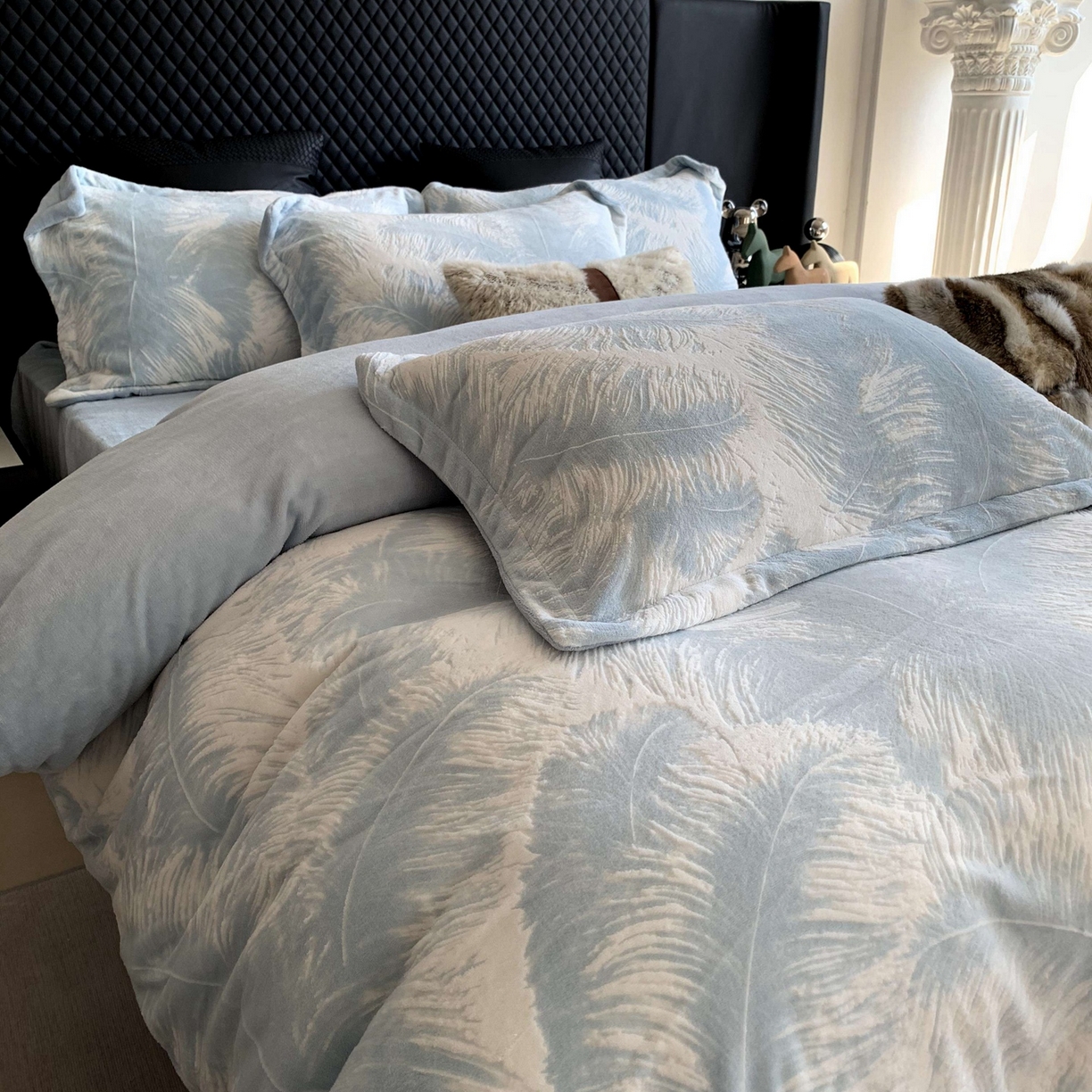 91家纺网 家纺一手货源 找家纺 奈萝家纺 2025新款加厚雕花绒牛奶绒四件套 羽毛蓝