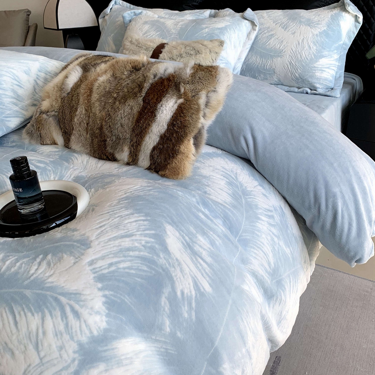 91家纺网 家纺一手货源 找家纺 奈萝家纺 2025新款加厚雕花绒牛奶绒四件套 羽毛蓝