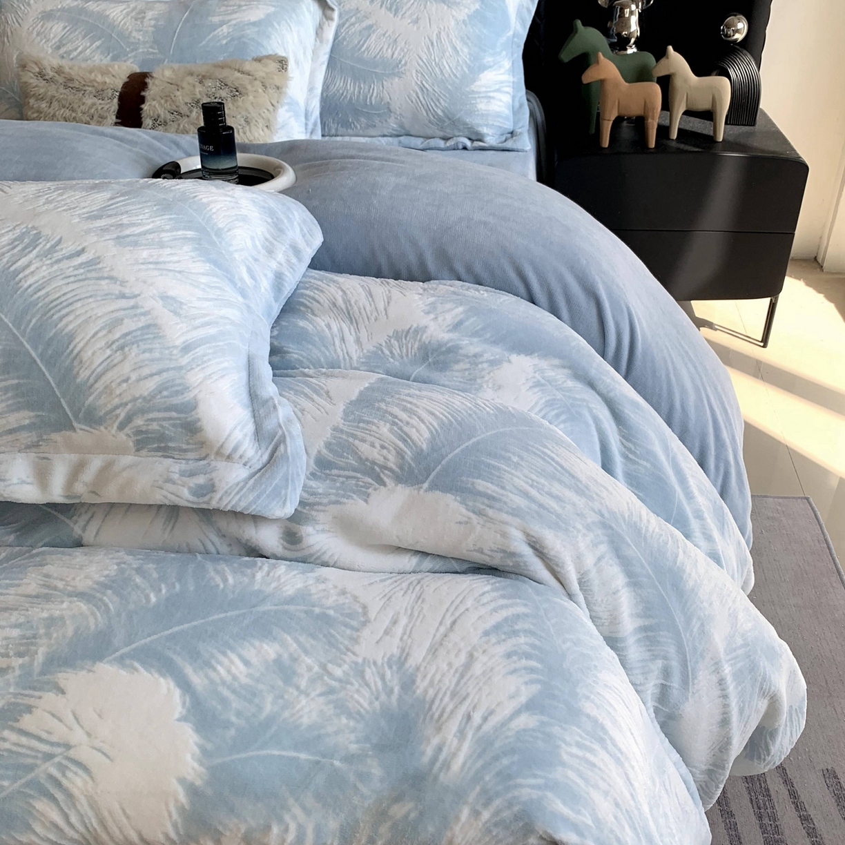 91家纺网 家纺一手货源 找家纺 奈萝家纺 2025新款加厚雕花绒牛奶绒四件套 羽毛蓝