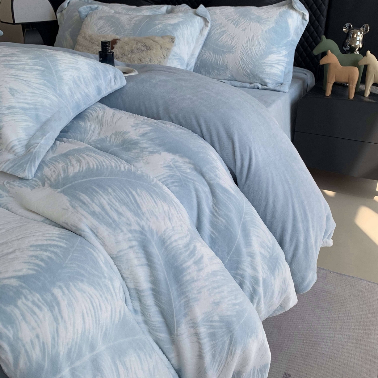 91家纺网 家纺一手货源 找家纺 奈萝家纺 2025新款加厚雕花绒牛奶绒四件套 羽毛蓝