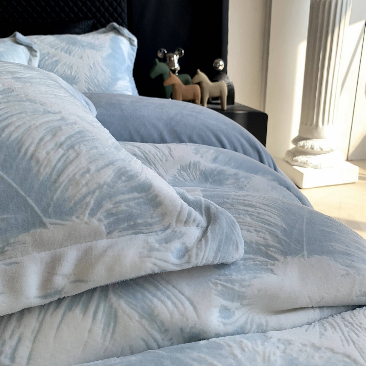91家纺网 家纺一手货源 找家纺 奈萝家纺 2025新款加厚雕花绒牛奶绒四件套 羽毛蓝