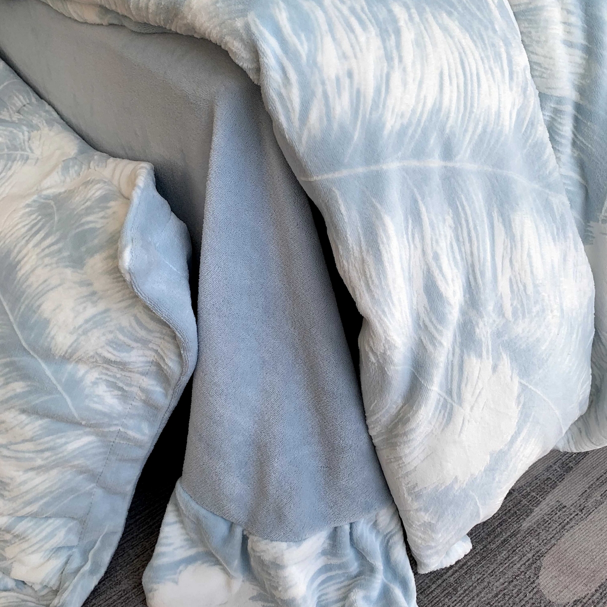 91家纺网 家纺一手货源 找家纺 奈萝家纺 2025新款加厚雕花绒牛奶绒四件套 羽毛蓝