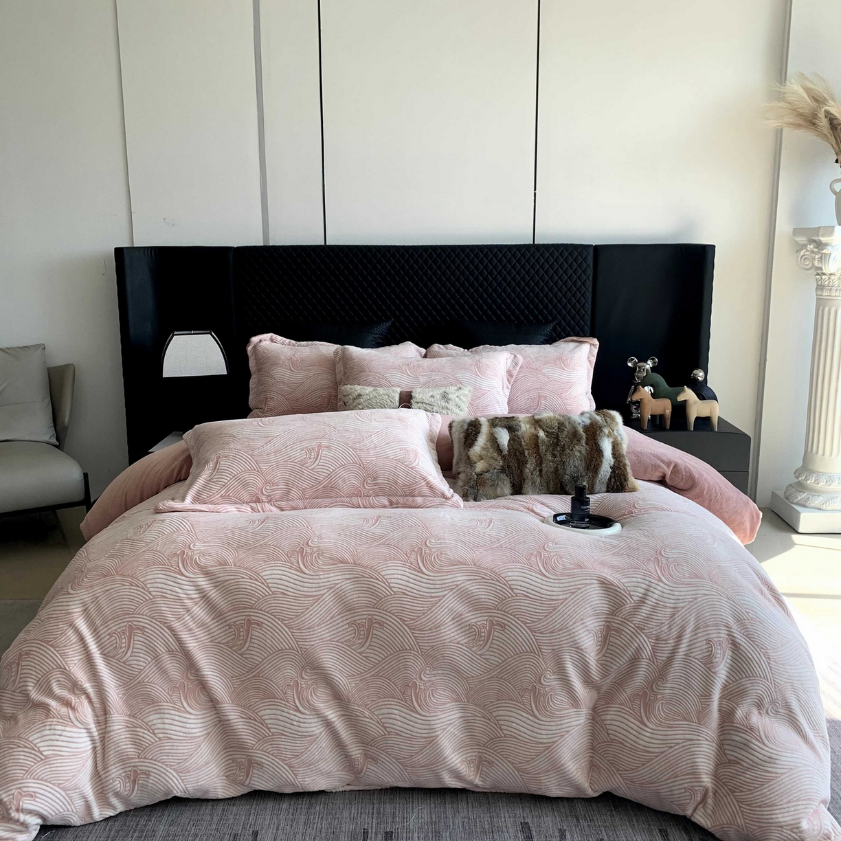 91家纺网 家纺一手货源 找家纺 奈萝家纺 2025新款加厚雕花绒牛奶绒四件套 云海豆沙