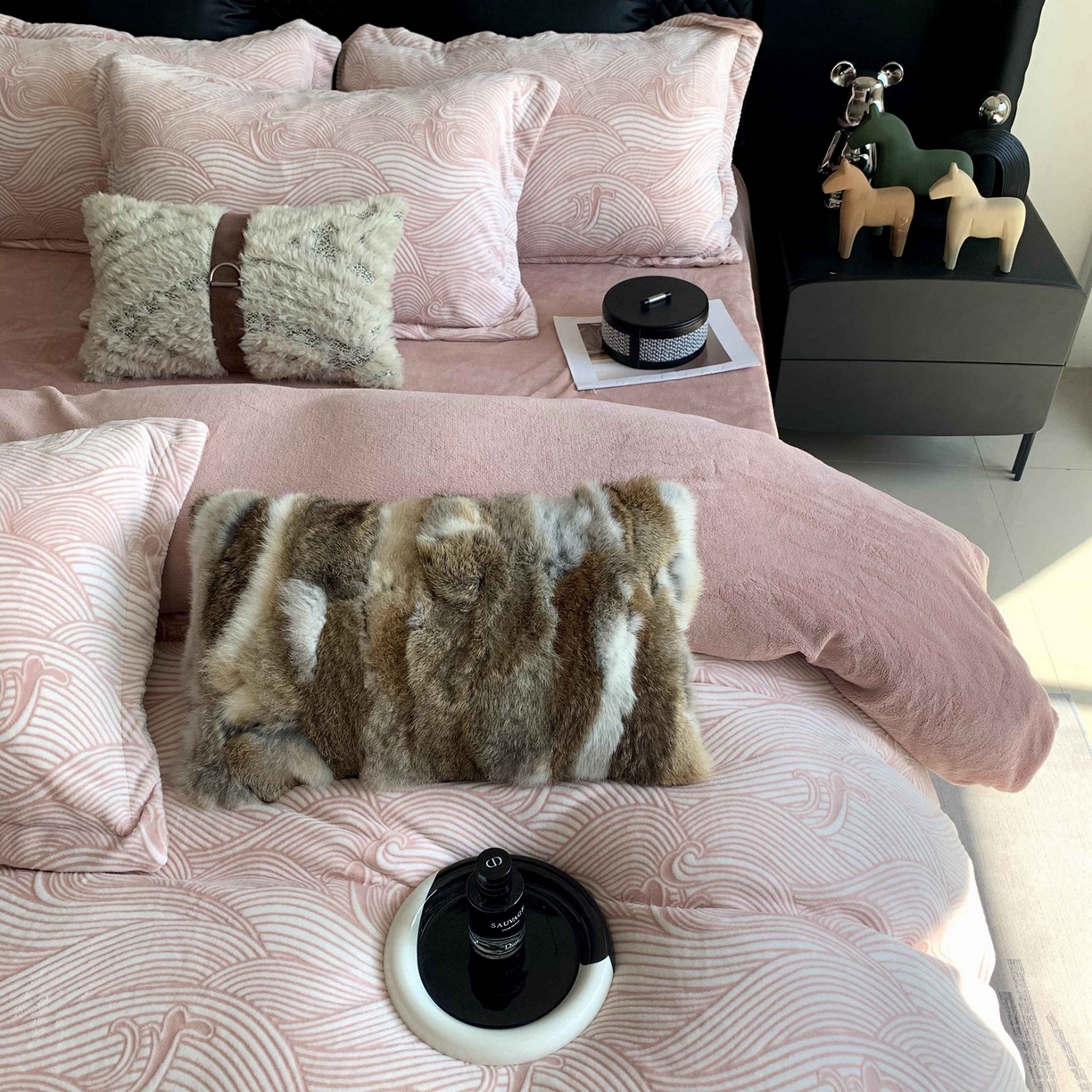 91家纺网 家纺一手货源 找家纺 奈萝家纺 2025新款加厚雕花绒牛奶绒四件套 云海豆沙