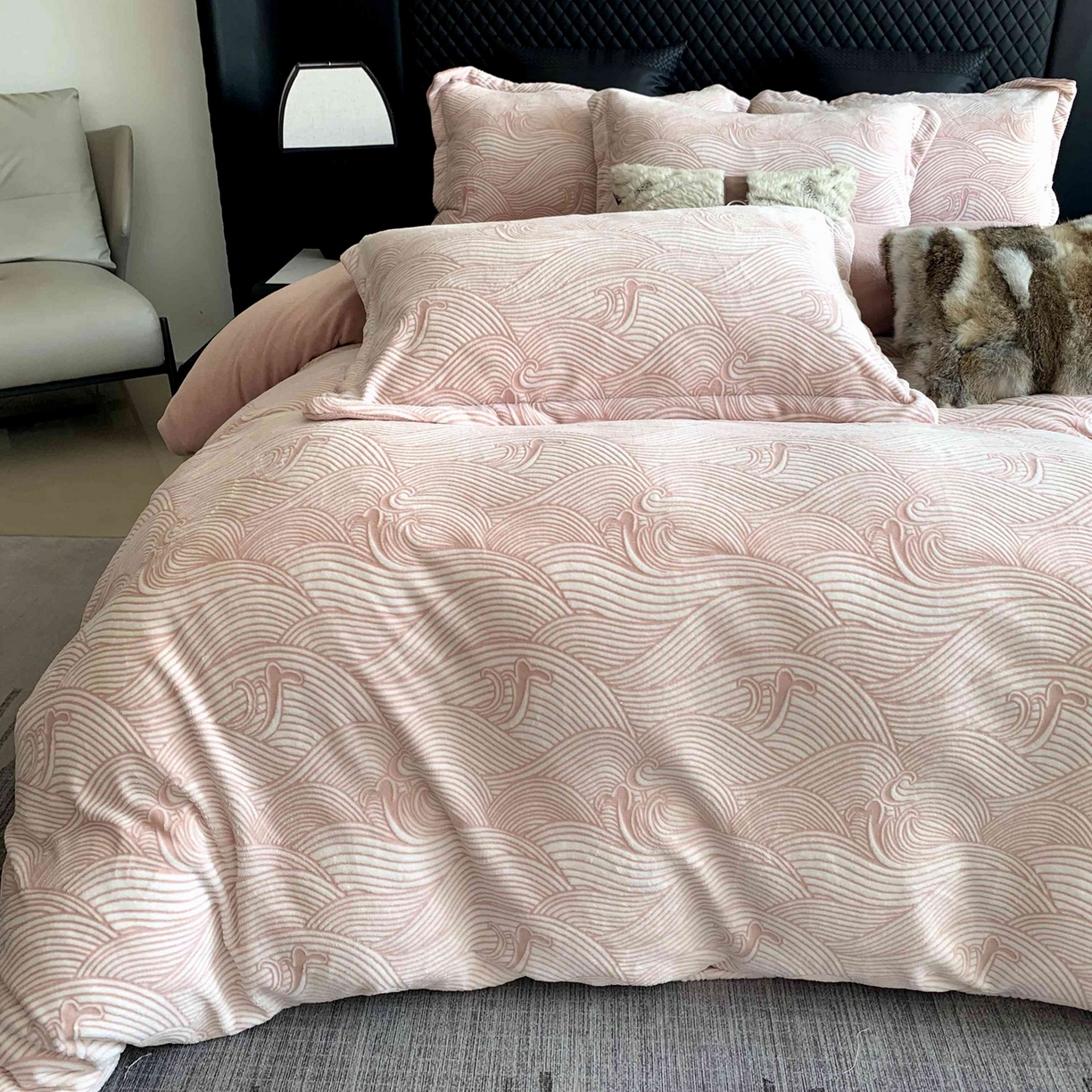 91家纺网 家纺一手货源 找家纺 奈萝家纺 2025新款加厚雕花绒牛奶绒四件套 云海豆沙