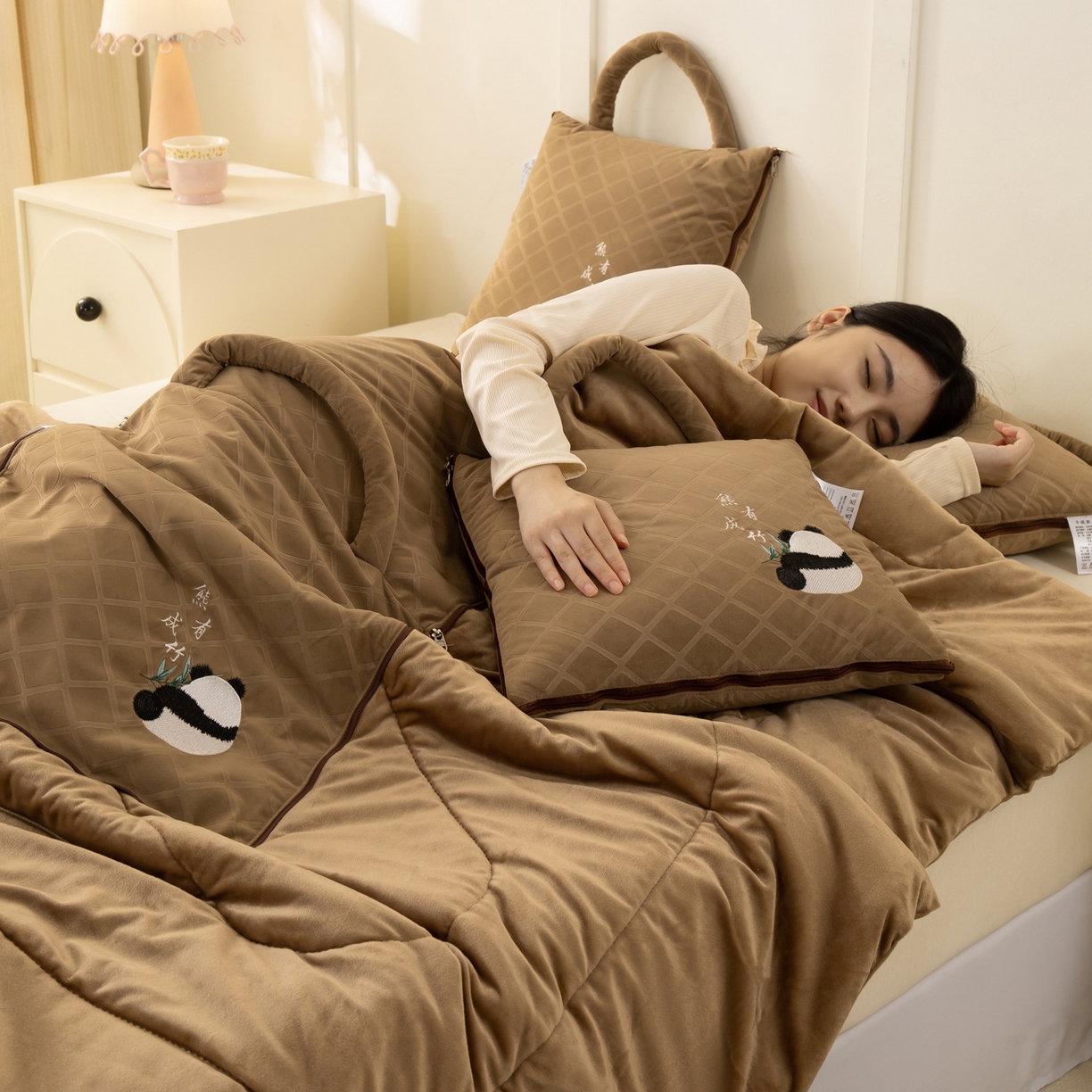 91家纺网 家纺一手货源 找家纺 （总）多今家纺 2025新款便携手提式水晶绒玛莎绒刺绣抱枕被子-熊有成竹系列