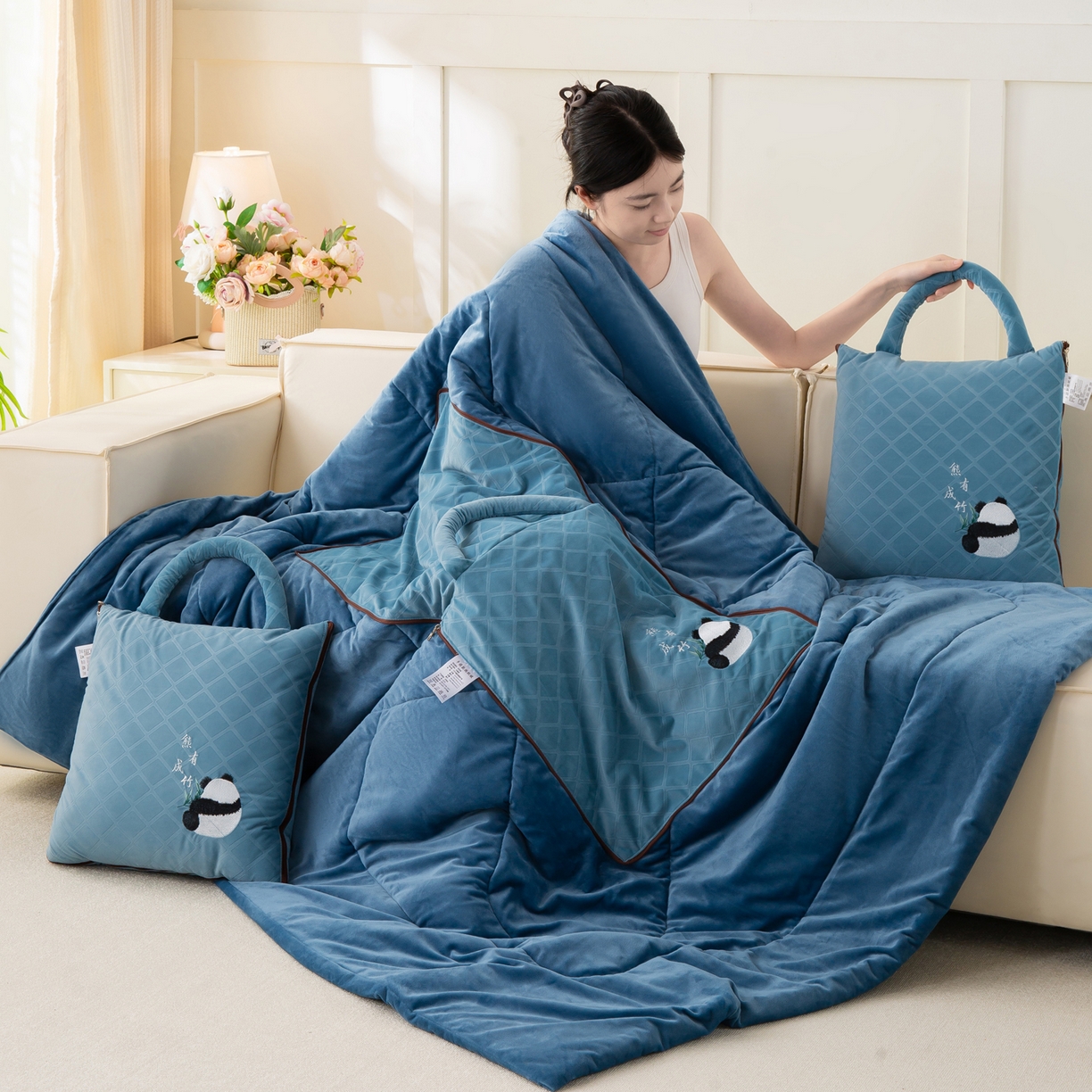 91家纺网 家纺一手货源 找家纺 多今家纺 2025新款便携手提式水晶绒玛莎绒刺绣抱枕被子-熊有成竹系列 熊有成竹-蔚蓝