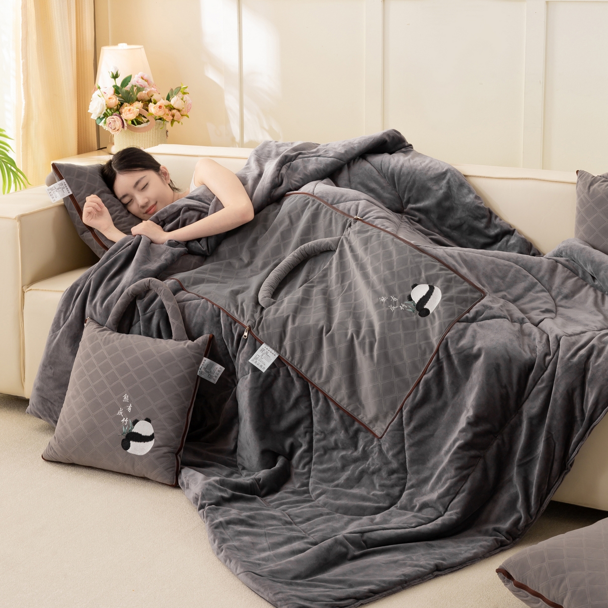 91家纺网 家纺一手货源 找家纺 多今家纺 2025新款便携手提式水晶绒玛莎绒刺绣抱枕被子-熊有成竹系列 熊有成竹-石岩灰