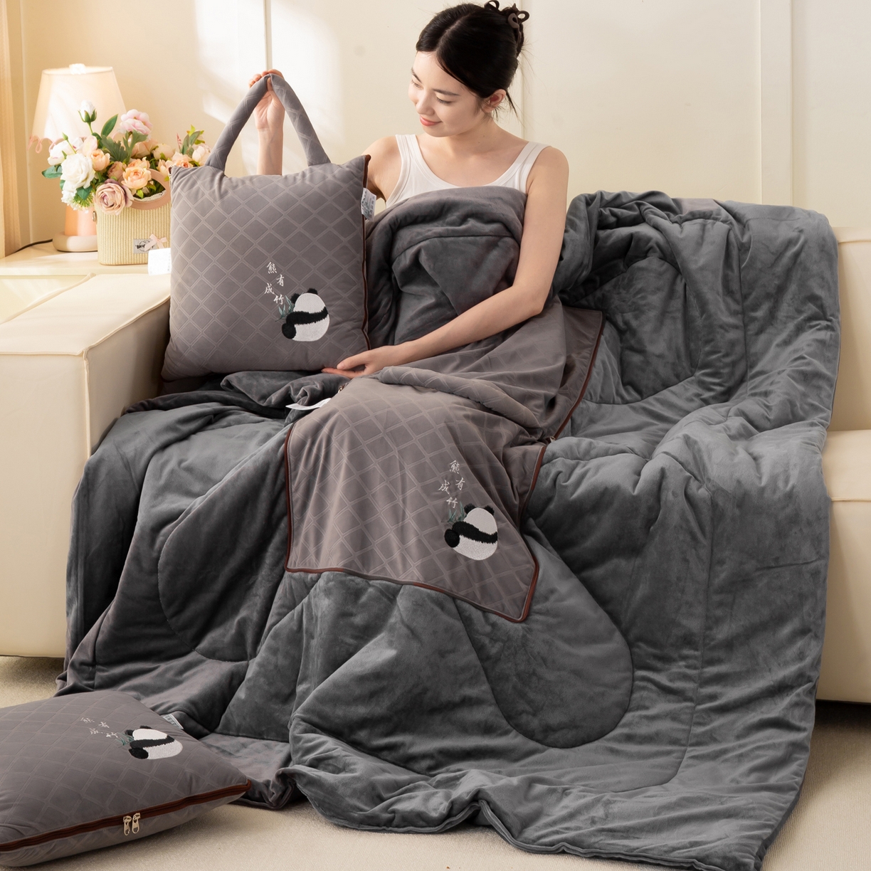 91家纺网 家纺一手货源 找家纺 多今家纺 2025新款便携手提式水晶绒玛莎绒刺绣抱枕被子-熊有成竹系列 熊有成竹-石岩灰