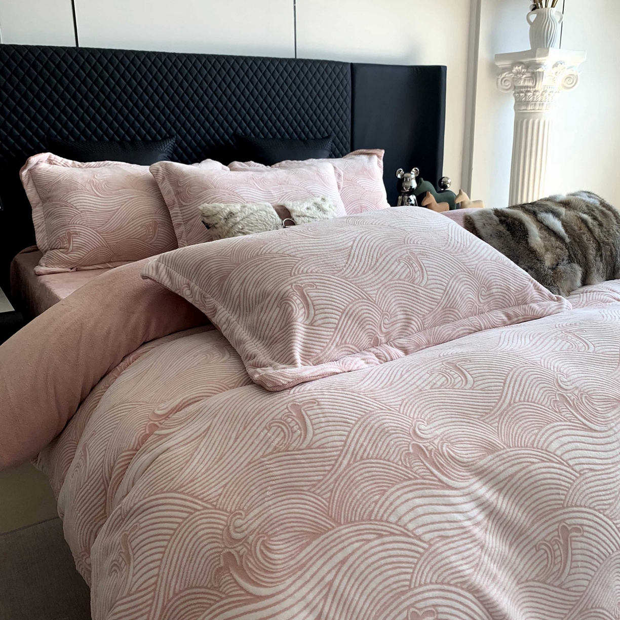 91家纺网 家纺一手货源 找家纺 奈萝家纺 2025新款加厚雕花绒牛奶绒四件套 云海豆沙