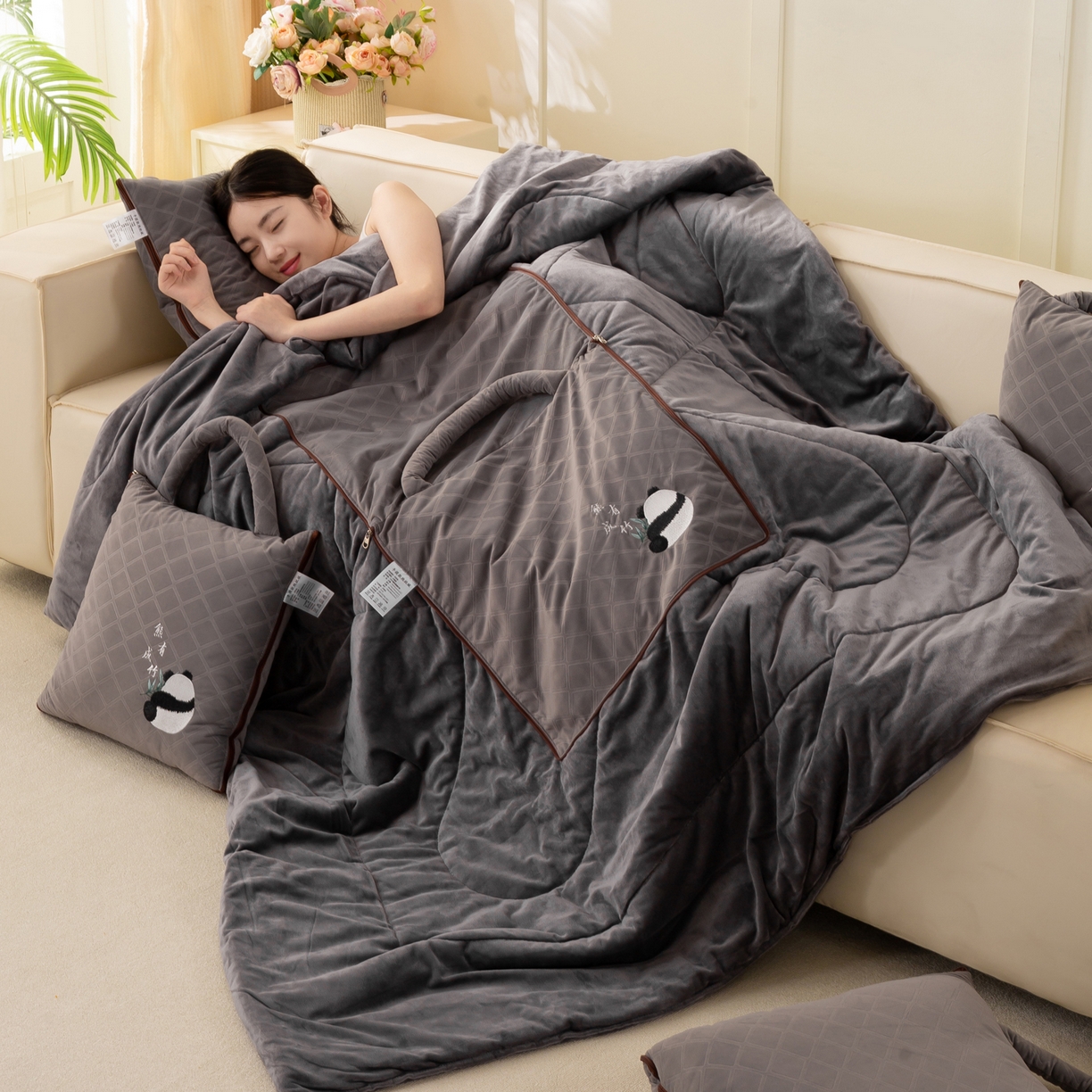 91家纺网 家纺一手货源 找家纺 多今家纺 2025新款便携手提式水晶绒玛莎绒刺绣抱枕被子-熊有成竹系列 熊有成竹-石岩灰