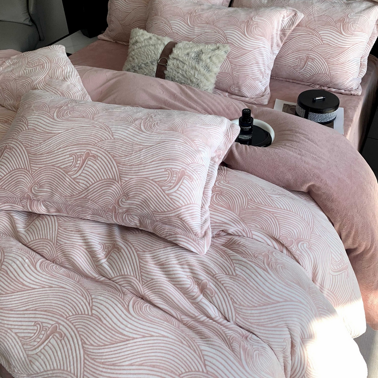 91家纺网 家纺一手货源 找家纺 奈萝家纺 2025新款加厚雕花绒牛奶绒四件套 云海豆沙