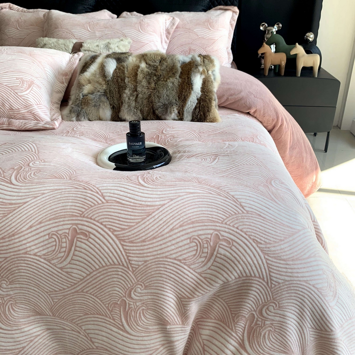 91家纺网 家纺一手货源 找家纺 奈萝家纺 2025新款加厚雕花绒牛奶绒四件套 云海豆沙