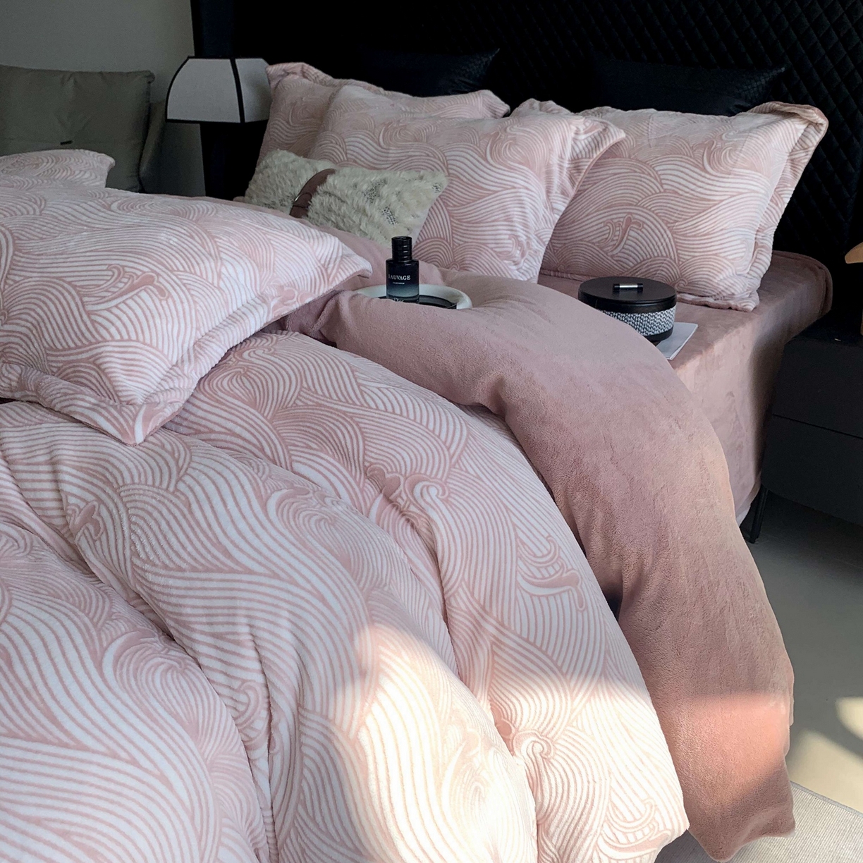 91家纺网 家纺一手货源 找家纺 奈萝家纺 2025新款加厚雕花绒牛奶绒四件套 云海豆沙