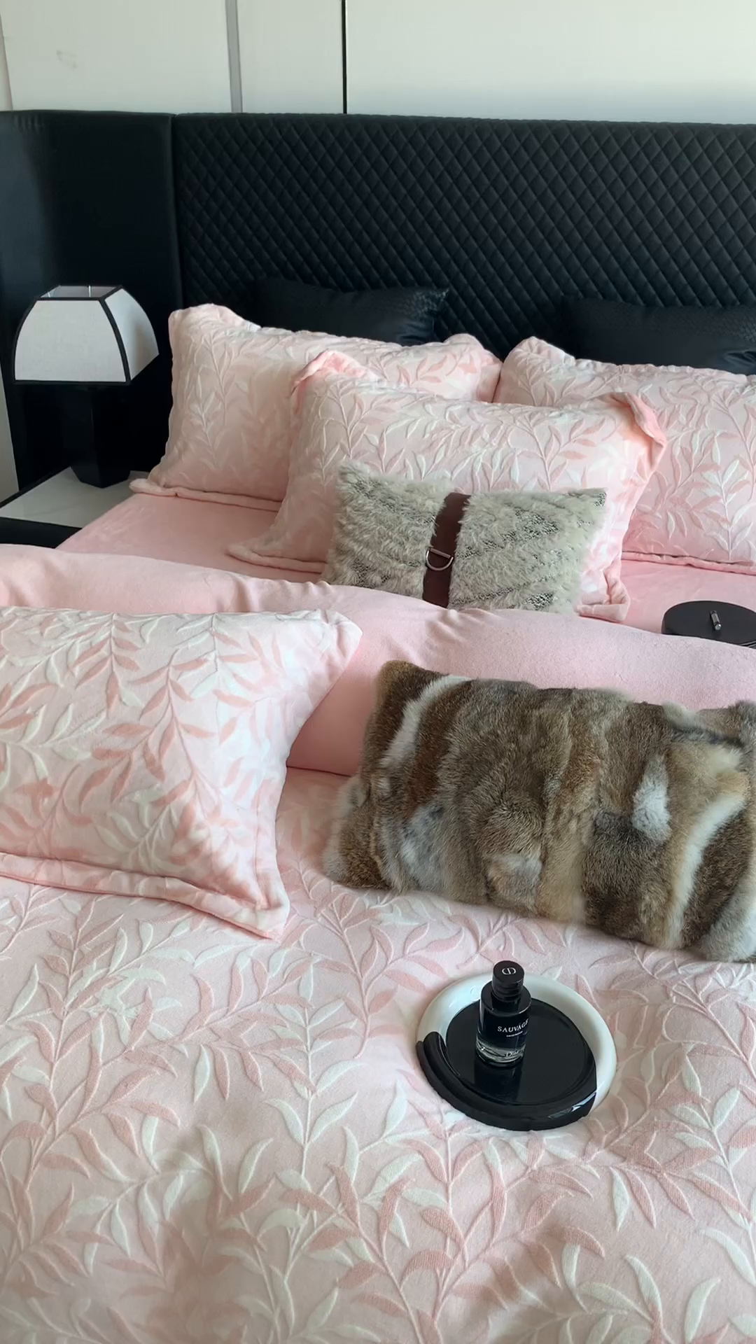 91家纺网 家纺一手货源 找家纺 奈萝家纺 2025新款加厚雕花绒牛奶绒四件套 云海豆沙