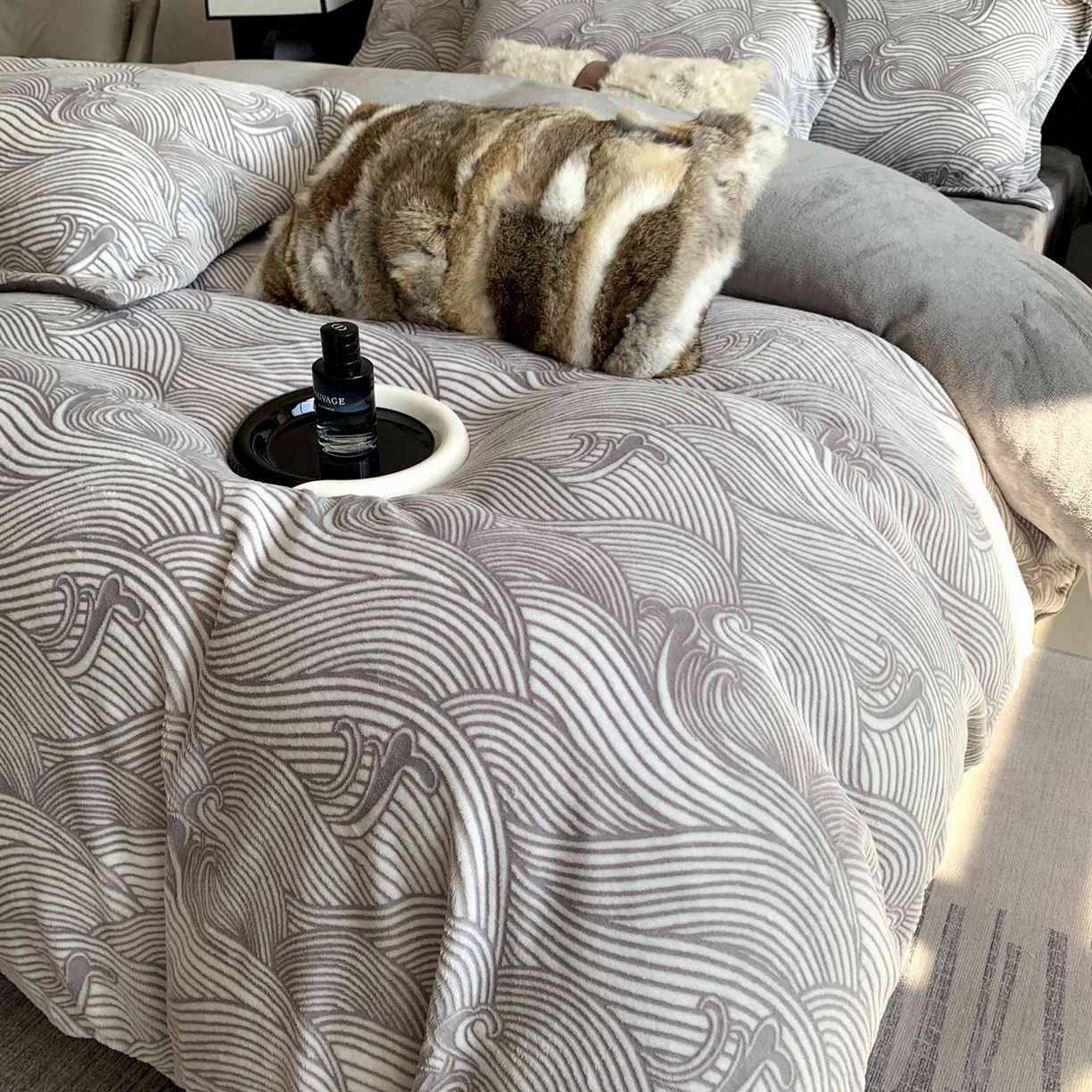 91家纺网 家纺一手货源 找家纺 奈萝家纺 2025新款加厚雕花绒牛奶绒四件套 云海灰