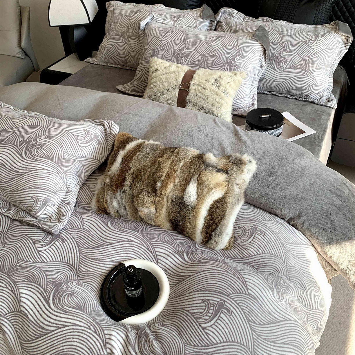 91家纺网 家纺一手货源 找家纺 奈萝家纺 2025新款加厚雕花绒牛奶绒四件套 云海灰