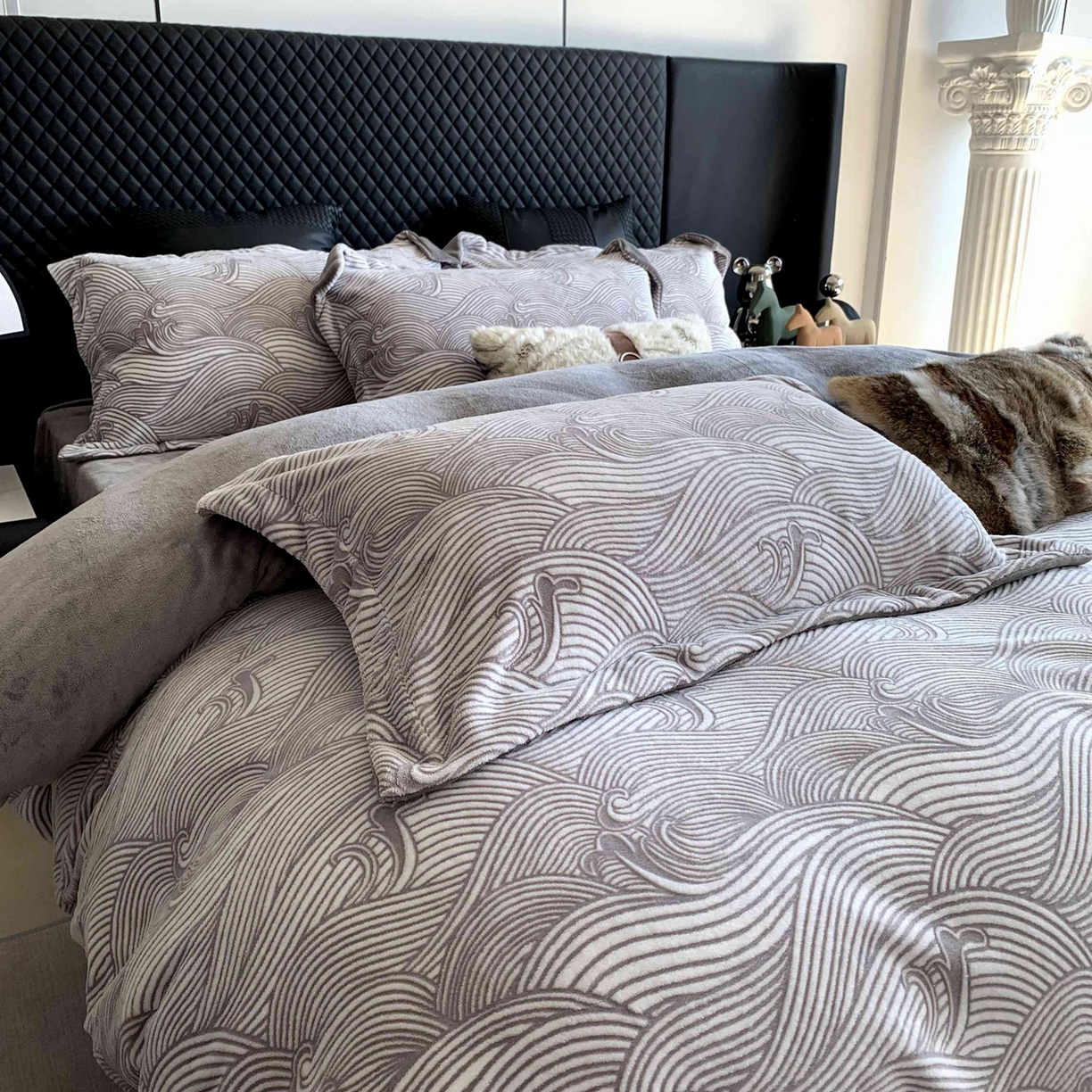 91家纺网 家纺一手货源 找家纺 奈萝家纺 2025新款加厚雕花绒牛奶绒四件套 云海灰