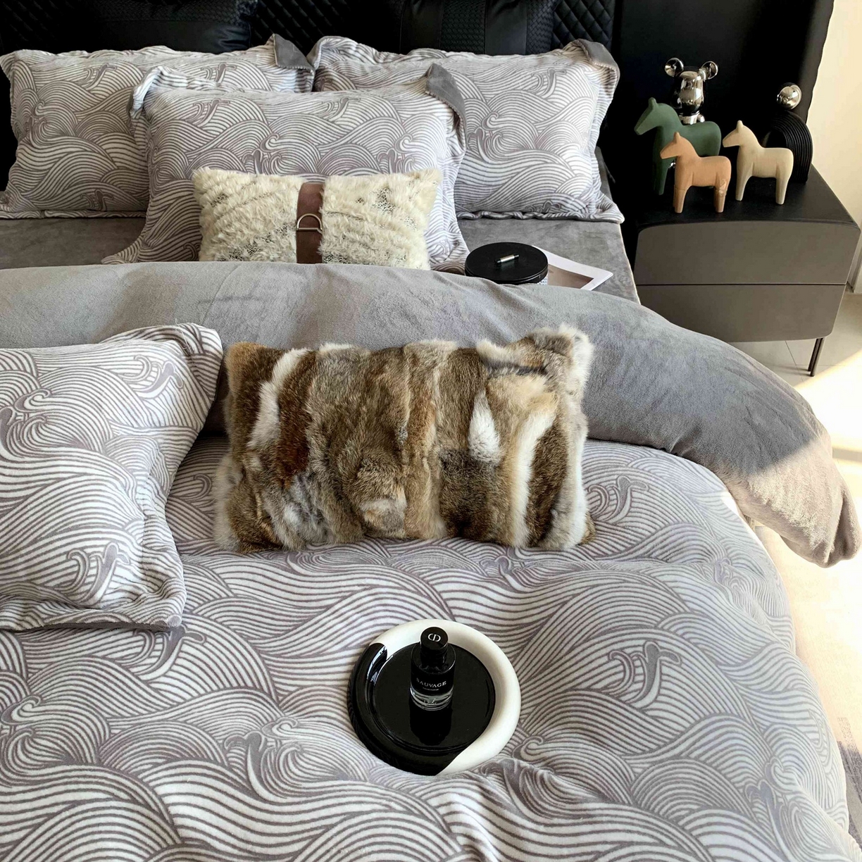 91家纺网 家纺一手货源 找家纺 奈萝家纺 2025新款加厚雕花绒牛奶绒四件套 云海灰