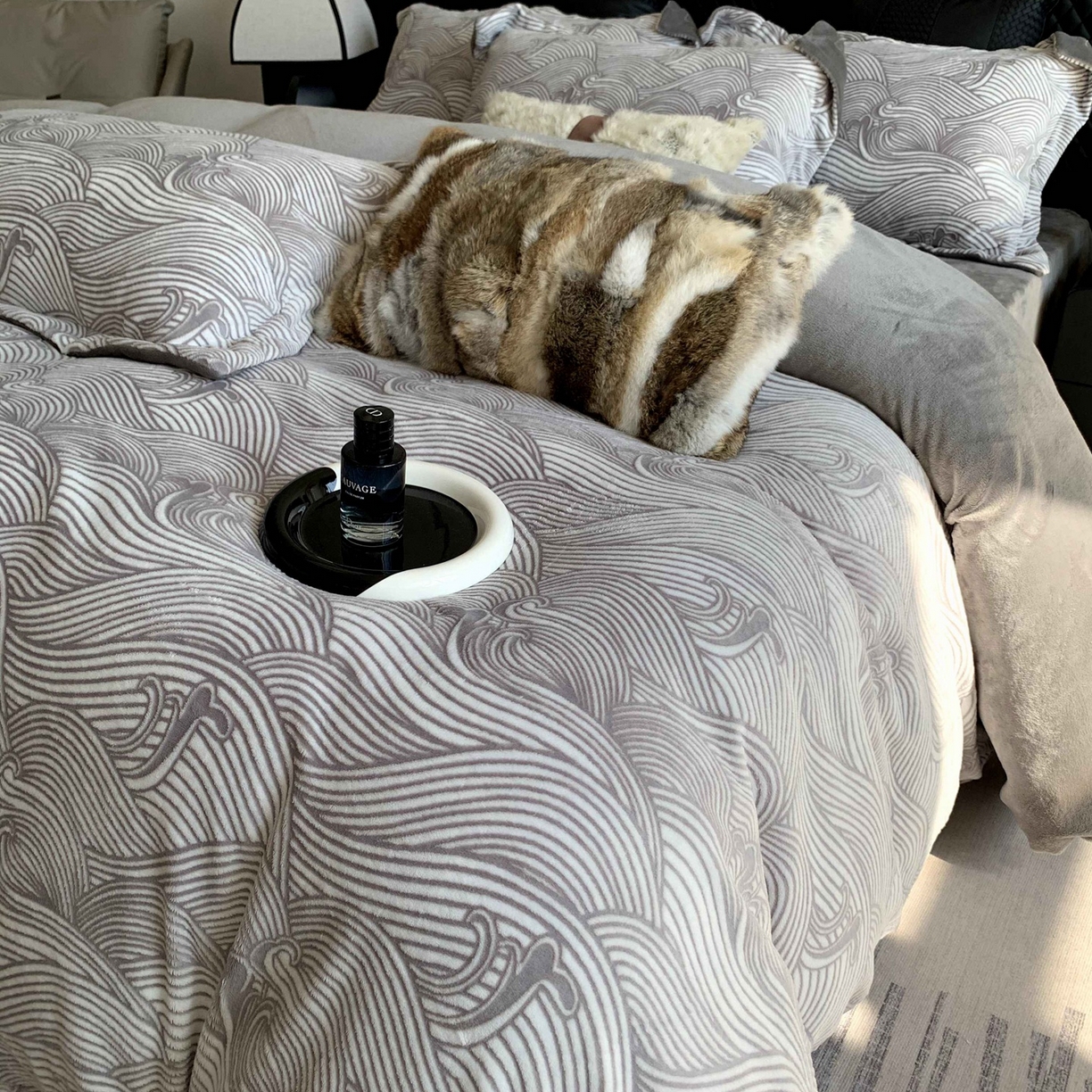 91家纺网 家纺一手货源 找家纺 奈萝家纺 2025新款加厚雕花绒牛奶绒四件套 云海灰