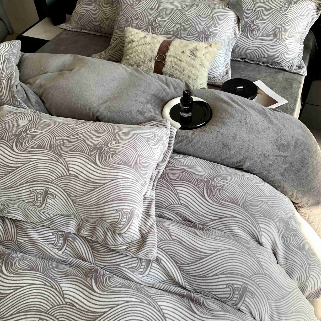 91家纺网 家纺一手货源 找家纺 奈萝家纺 2025新款加厚雕花绒牛奶绒四件套 云海灰