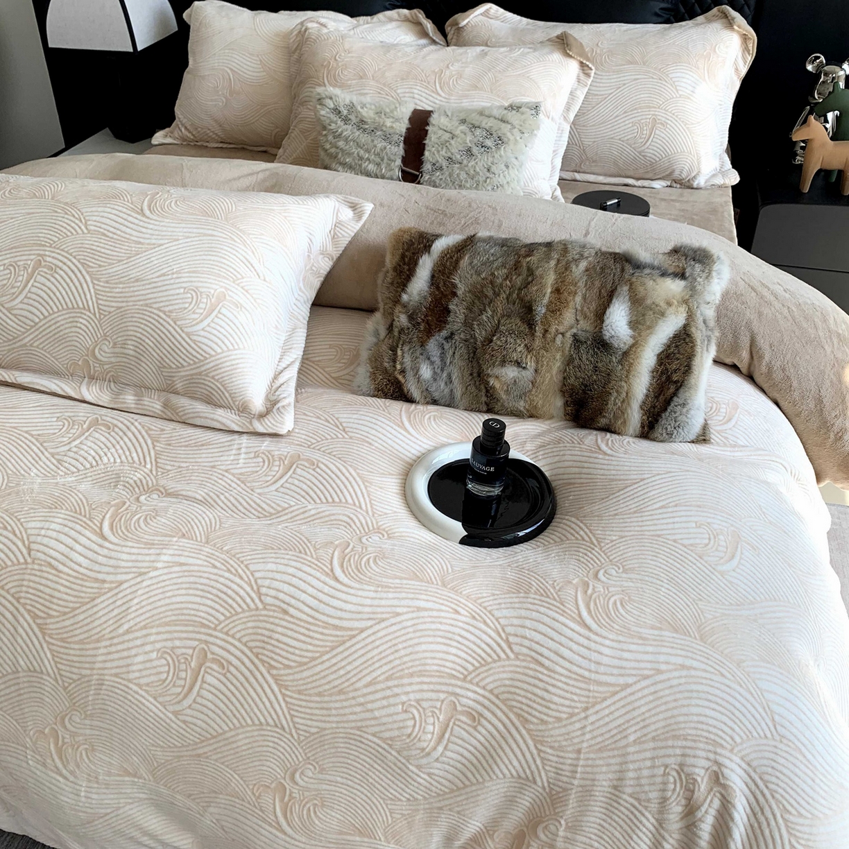 91家纺网 家纺一手货源 找家纺 奈萝家纺 2025新款加厚雕花绒牛奶绒四件套 云海咖