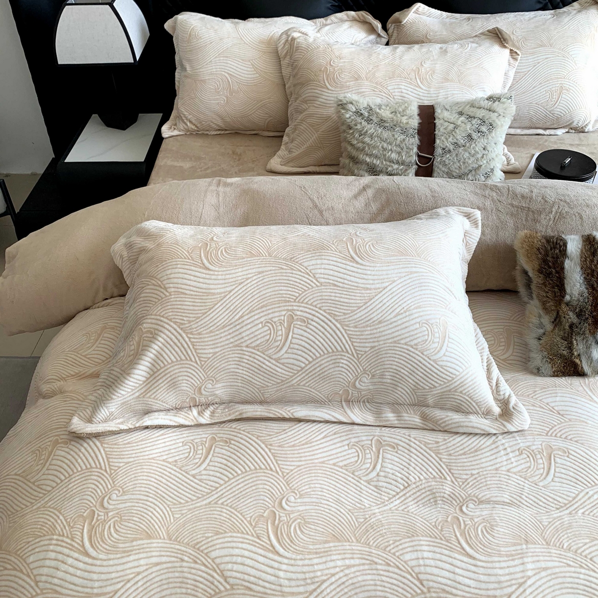 91家纺网 家纺一手货源 找家纺 奈萝家纺 2025新款加厚雕花绒牛奶绒四件套 云海咖