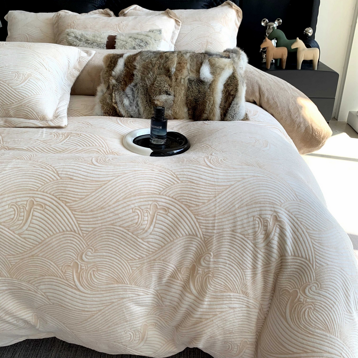 91家纺网 家纺一手货源 找家纺 奈萝家纺 2025新款加厚雕花绒牛奶绒四件套 云海咖