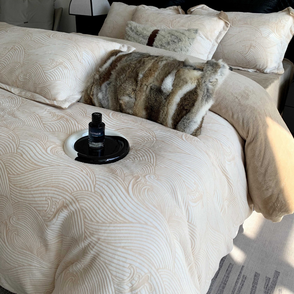 91家纺网 家纺一手货源 找家纺 奈萝家纺 2025新款加厚雕花绒牛奶绒四件套 云海咖